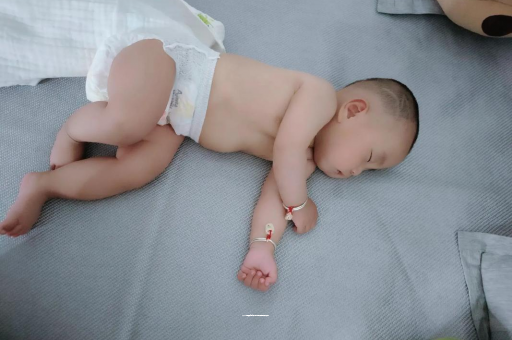 中山三个月宝宝抬头不稳
